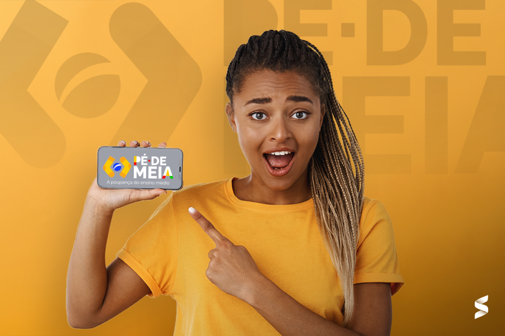 Jovem segurando celular, na tela mostra informações do pé-de-meia