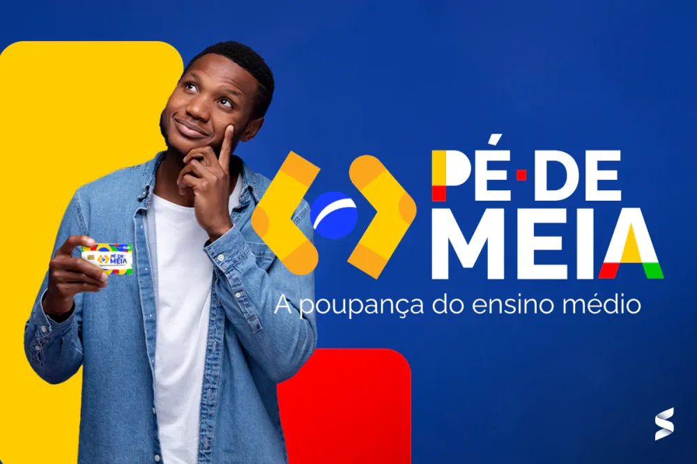 Jovem negro pensativo segurando cartão do programa "Pé de Meia" com logo e texto sobre fundo azul com detalhes em amarelo e vermelho