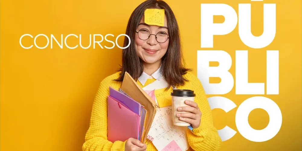 Pessoa segurando várias pastas coloridas e um copo de café, com fundo amarelo e notas adesivas na roupa.