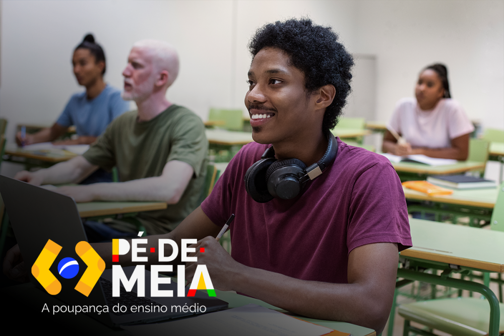 Grupo de estudantes em sala de aula, utilizando materiais de estudo, com o logo \"Pé de Meia\" e a frase "A poupança do ensino médio" em destaque