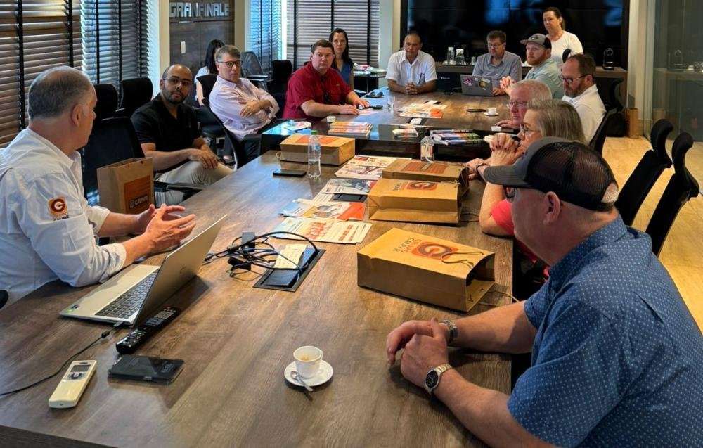 Comitiva de norte-americanos visita propriedades rurais nos Campos Gerais para conhecer técnicas de plantio de soja