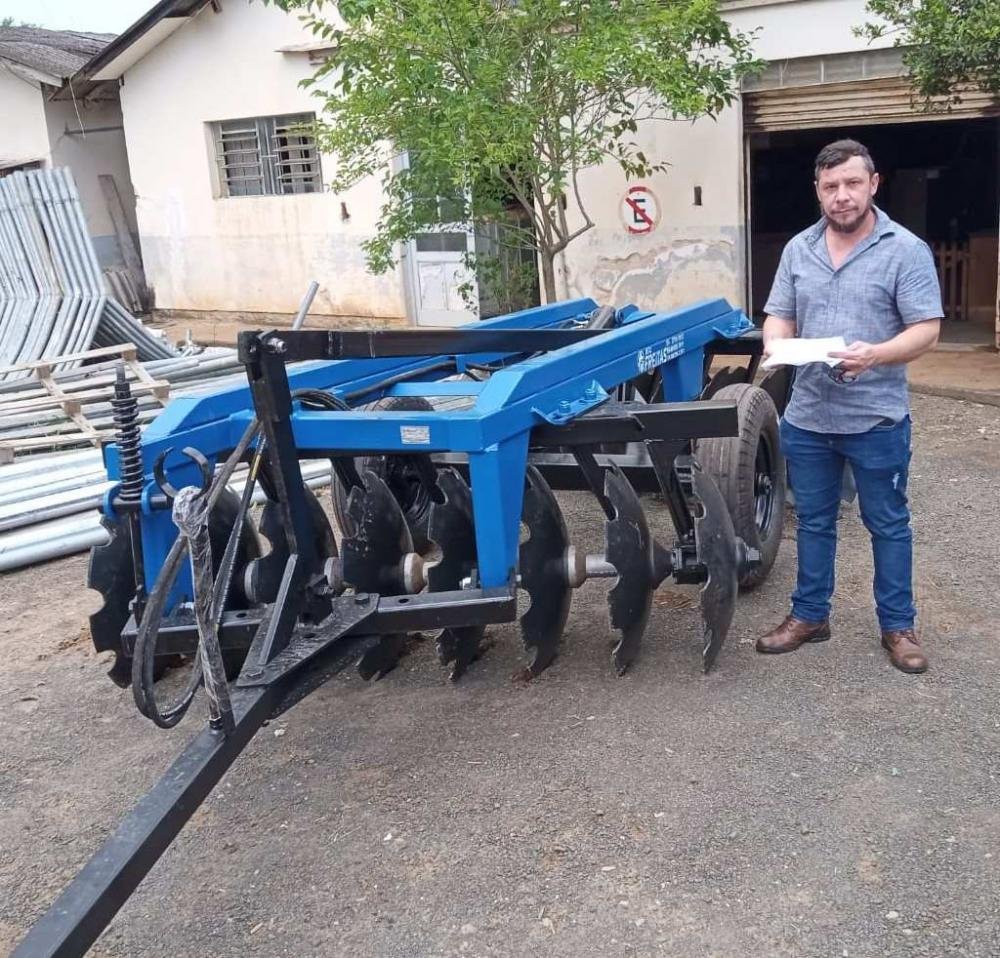 Telêmaco Borba adquire grade aradora para beneficiar pequenos produtores rurais