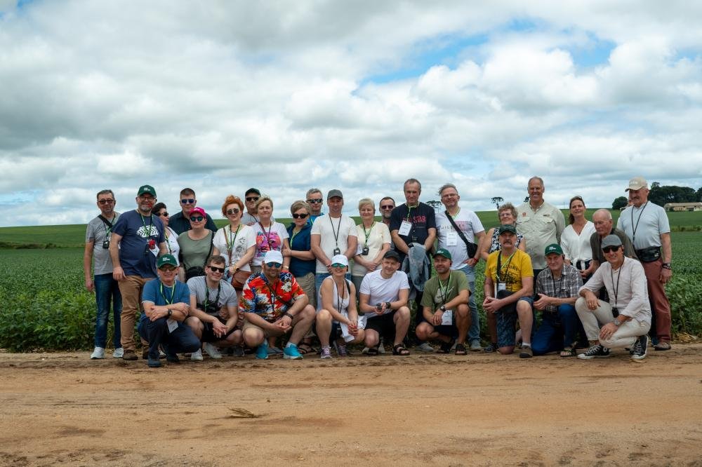 Poloneses visitam Campos Gerais para conhecer técnicas de cultivo de grãos na região