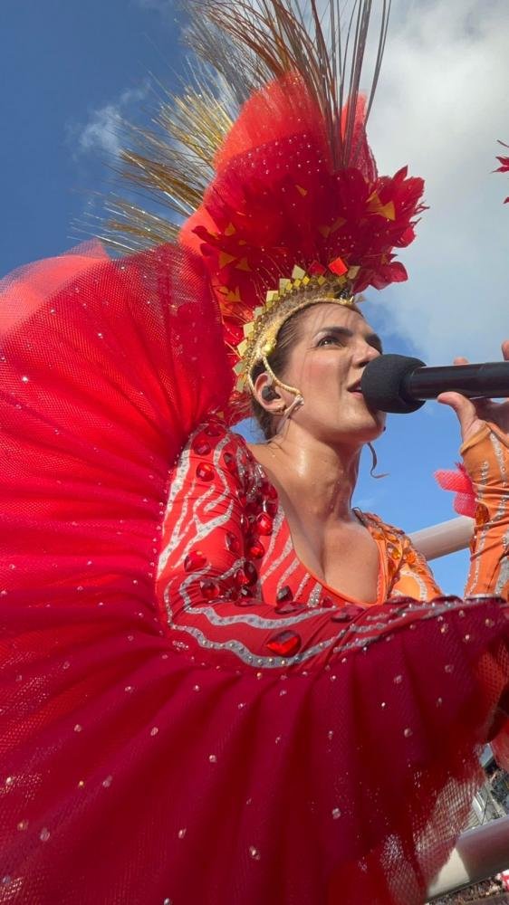 No Galo, Silvana Salazar desce do trio e agita multidão