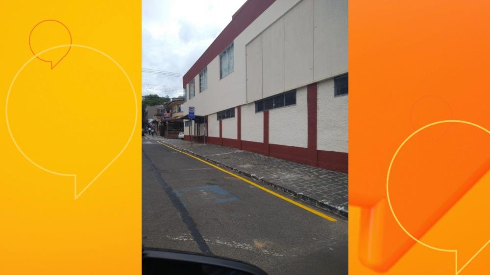 Ponto de ônibus na porta de escola preocupa pais de alunos