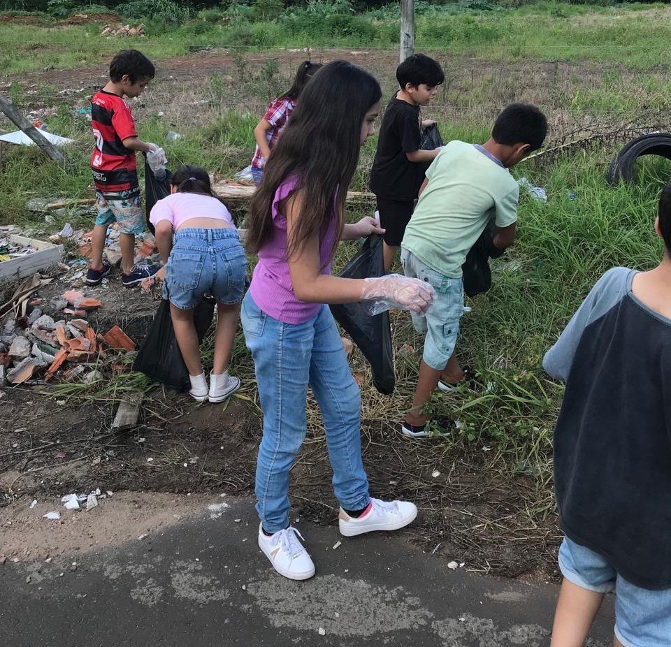 Crianças do CCC fiscalizam possíveis criadouros de mosquito da dengue