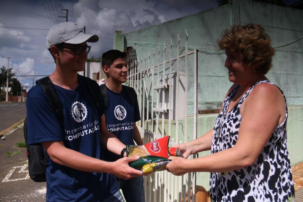 Trote Solidário arrecada 1.500 kg de alimentos