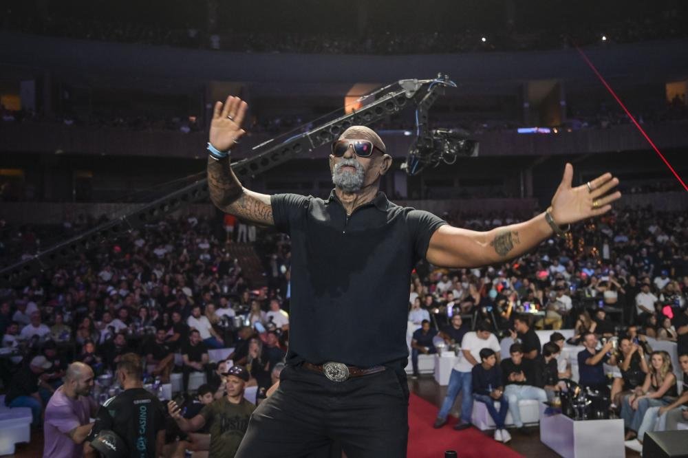 “Os Véio da Revoada” de Curitiba roubam cena na luta entre Popó e Bambam