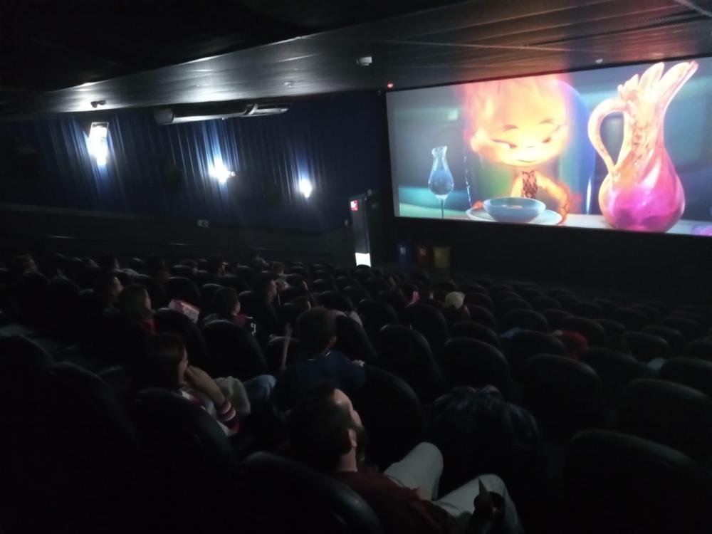 CineFlexx Telêmaco Borba realiza sessão gratuita para idosos do Asilo São Vicente de Paulo