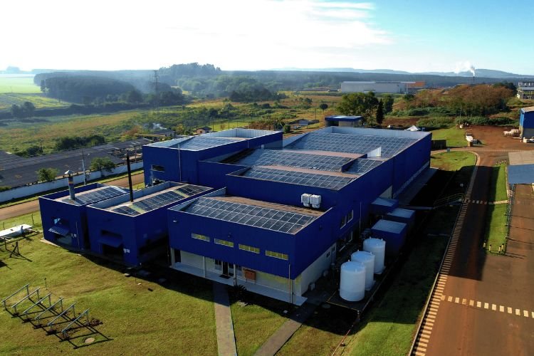 Empresa de bioinsumos anuncia uso de energia 100% renovável em suas fábricas a partir de maio