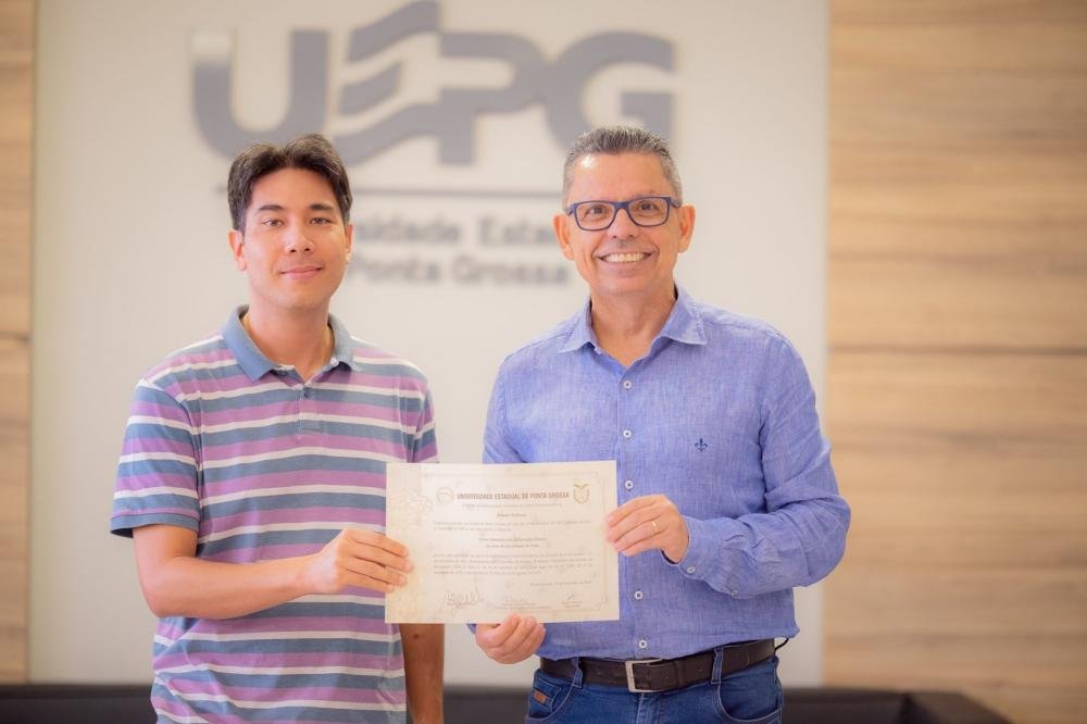 Professor da UEPG recebe diploma de livre-docente
