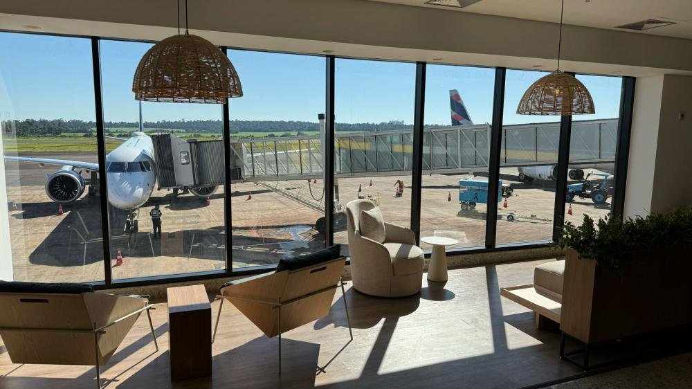 Aeroporto Internacional de Foz do Iguaçu ganha nova sala VIP com vista panorâmica para a pista de pousos e decolagens