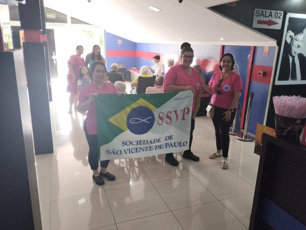 Projeto Cine Flexx leva magia do cinema a escolas, APAE e asilos de Telêmaco Borba 