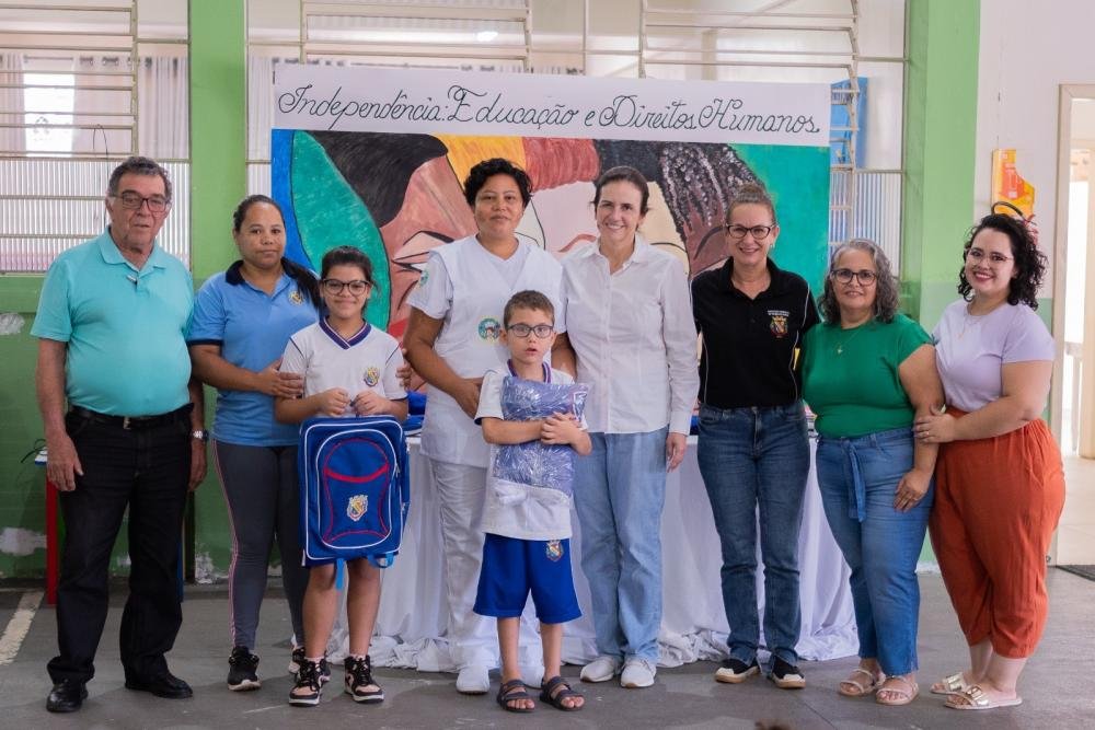 Telêmaco Borba realiza entrega simbólica dos kits de uniforme e material escolar