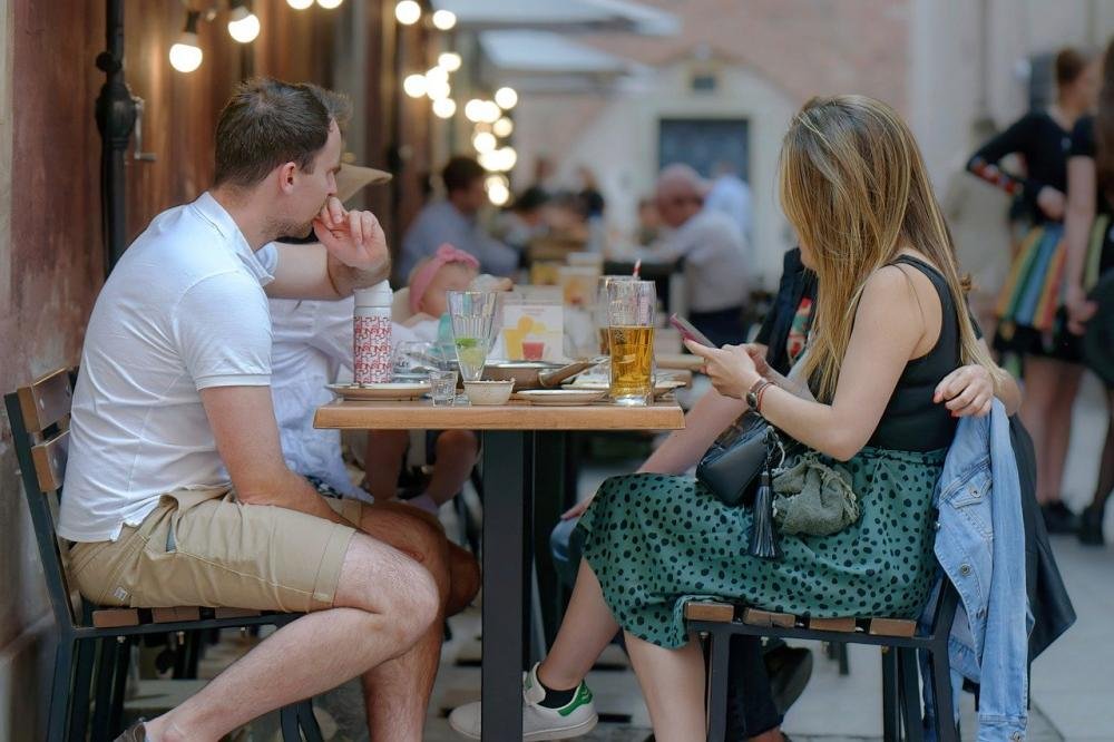 Sete de dez brasileiros atrelam saúde e bem-estar ao dinheiro, mas não poupam ou investem