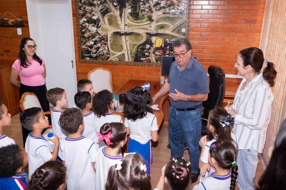 Alunos da Escola Castelo Branco visitam Prefeitura de Telêmaco Borba