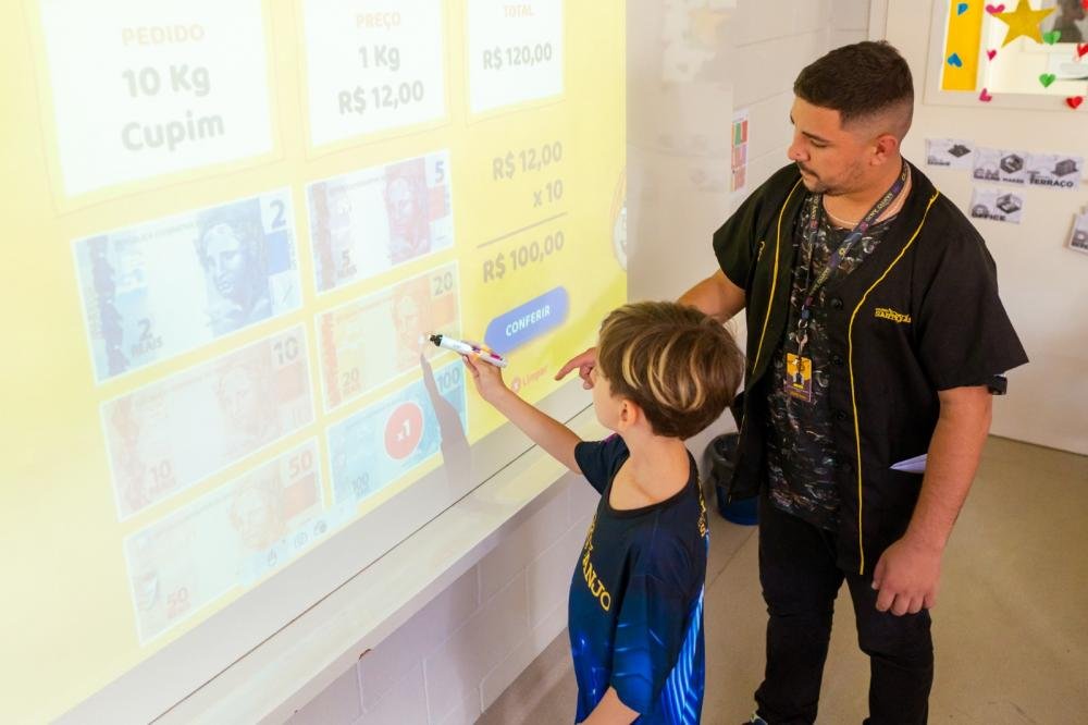 Com orientação e acompanhamento, telefone celular vira aliado na escola
