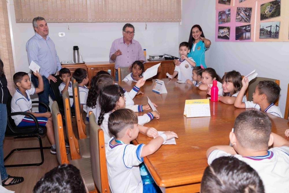 Prefeito de Telêmaco Borba recebe alunos do 2º ano da Escola Castelo Branco