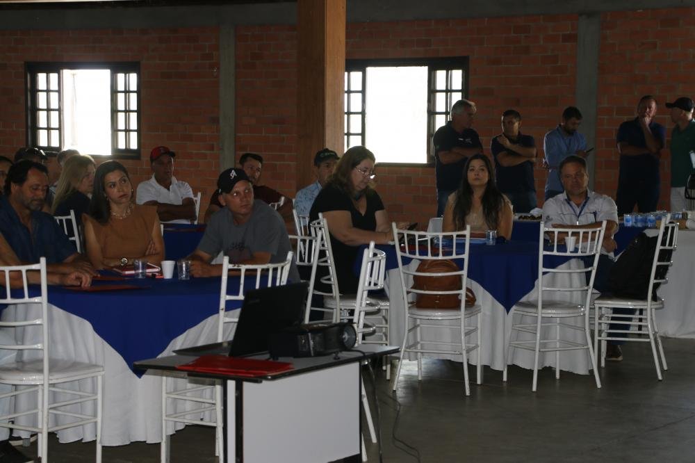Castro sedia oficina sobre piscicultura