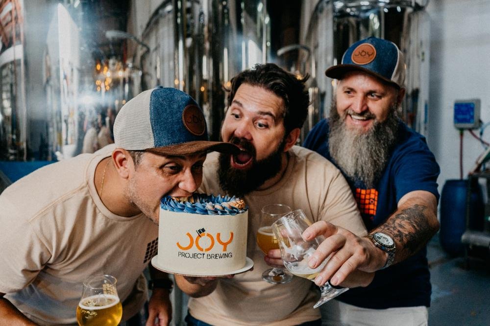 Cervejaria curitibana comemora seis anos de história com 15 torneiras de chope, rótulo inédito e shows gratuitos