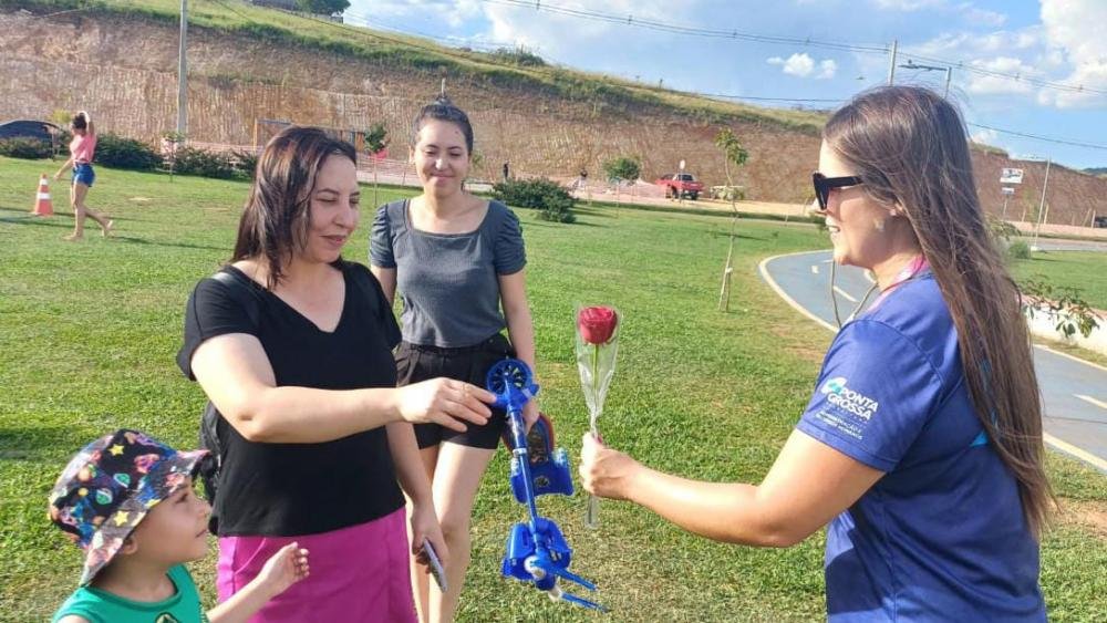 Ação em homenagem às mulheres atende cerca de 300 pessoas no Parque de Olarias