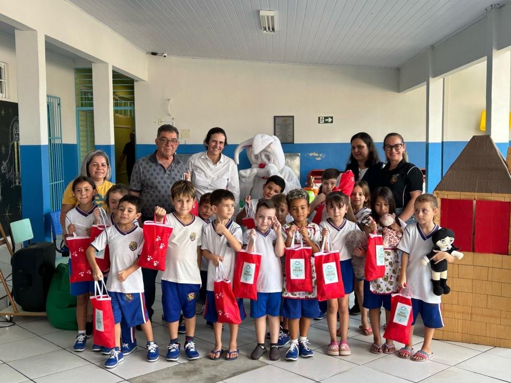 Telêmaco Borba distribui doces para crianças da Rede Municipal de Ensino