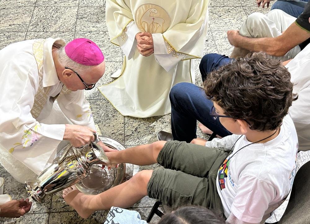 Bispo celebra missa do Lava-Pés