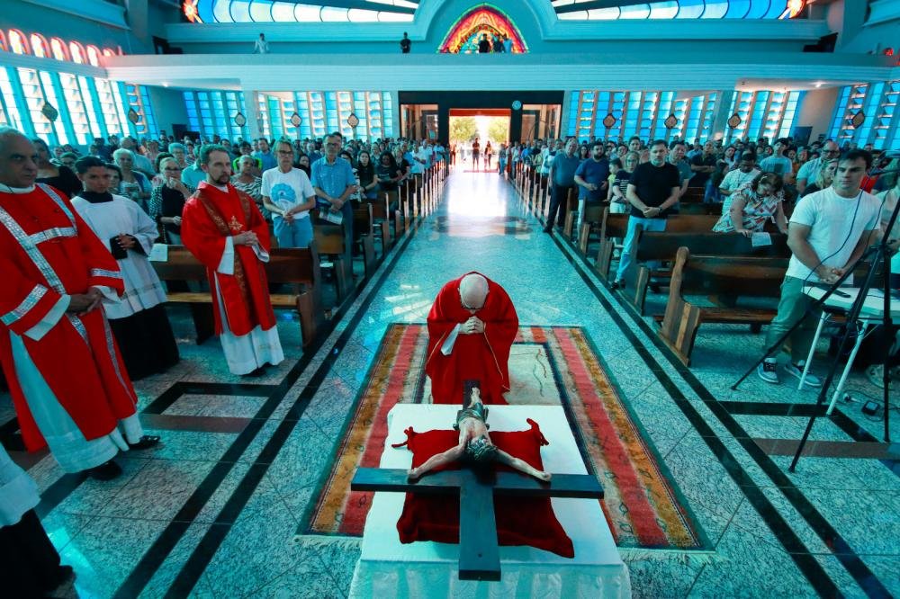 Bispo celebra ação litúrgica da Paixão de Jesus