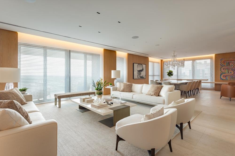 Em Curitiba, apartamento de quase 600m² privilegia a felicidade dos moradores de sempre estarem rodeados por seus convidados