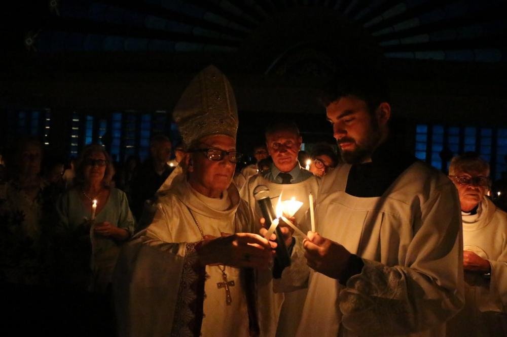 Sábado Santo: noite da igreja às escuras