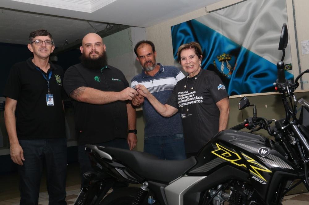 Prefeitura de PG entrega moto 0 km da campanha IPTU Premiado