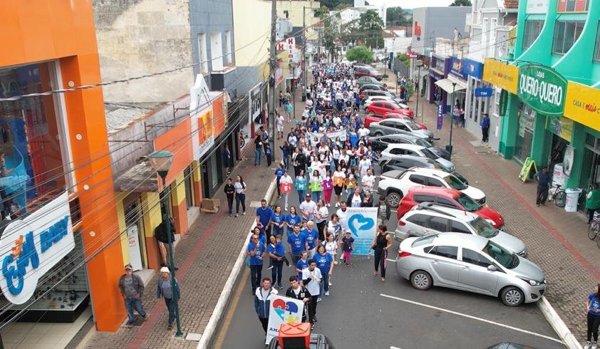 Caminhada do Autismo reúne mais de 200 pessoas em Castro