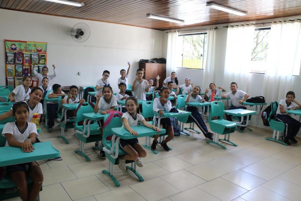 Castro entrega escolas revitalizadas
