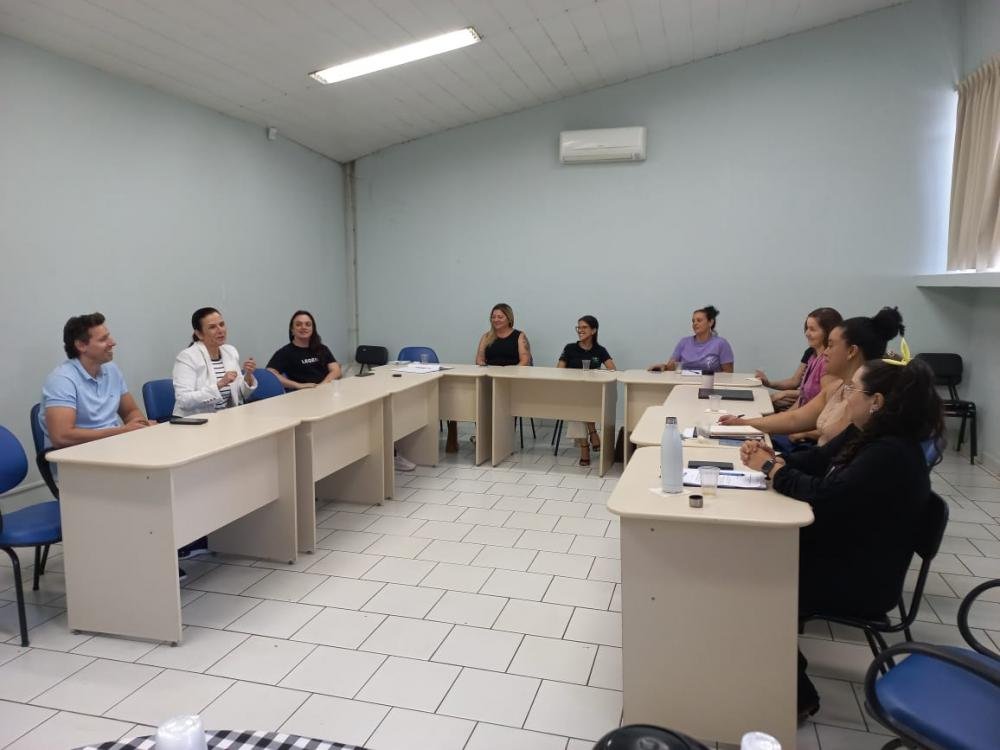 Reunião em Telêmaco Borba apresenta projeto de lei para criação do “Maio furta-cor”
