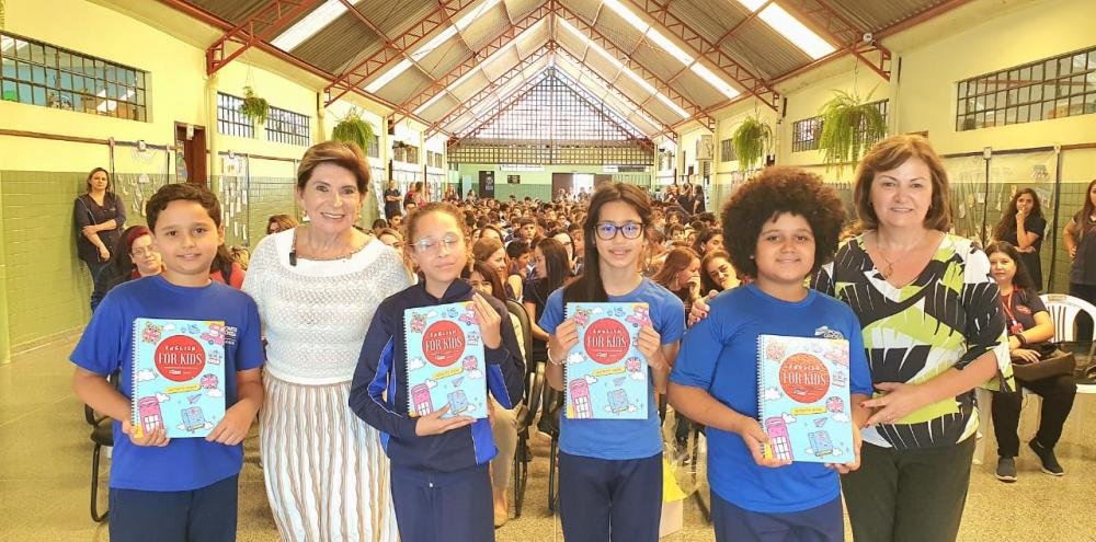 Programa gratuito de inglês avança e apresenta novo material didático