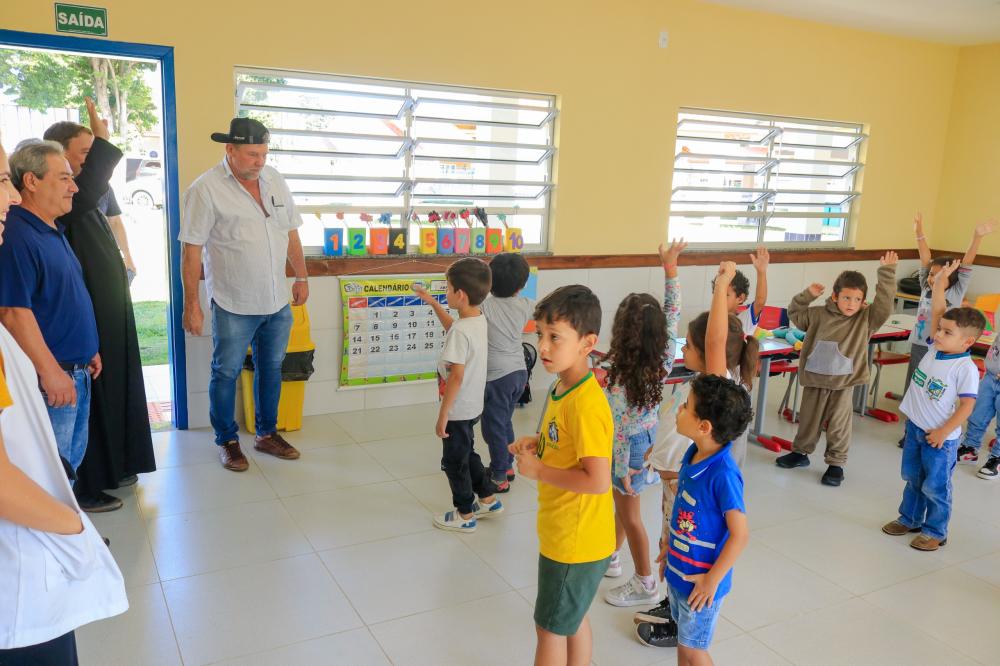 Prefeito de Tibagi visita CMEI Mirian Rosa, já em pleno funcionamento