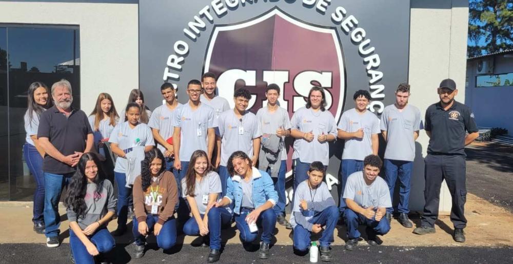 Jovens do Projeto Pescar visitam o Centro Integrado de Segurança (CIS)