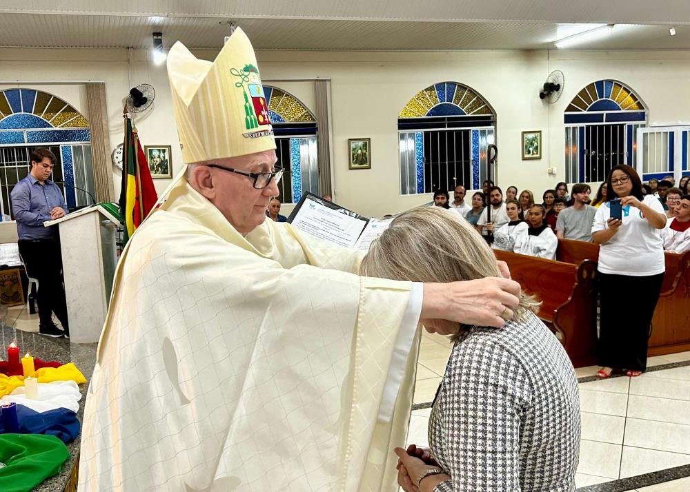 Dom Sergio faz o envio de casal da Diocese para missão na África