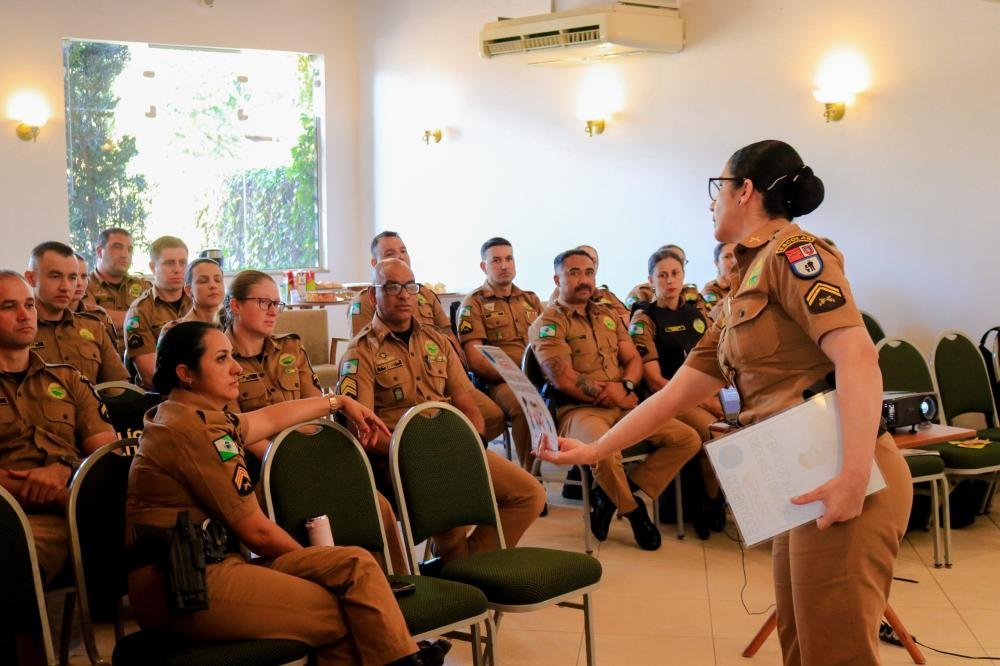 PROERD reúne equipe em Tibagi para aprimorar atendimento a crianças e adolescentes