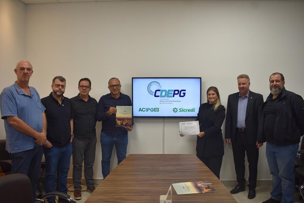 Lideranças entregam Masterplan para pré-candidato a prefeito