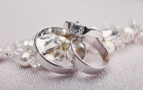 Mas por que usar alianças de namoro?