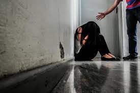 Homem que agride mulher é criminoso.