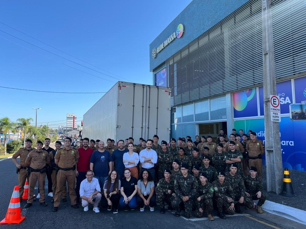 Carreta com doze toneladas de doações sai de PG rumo ao RS