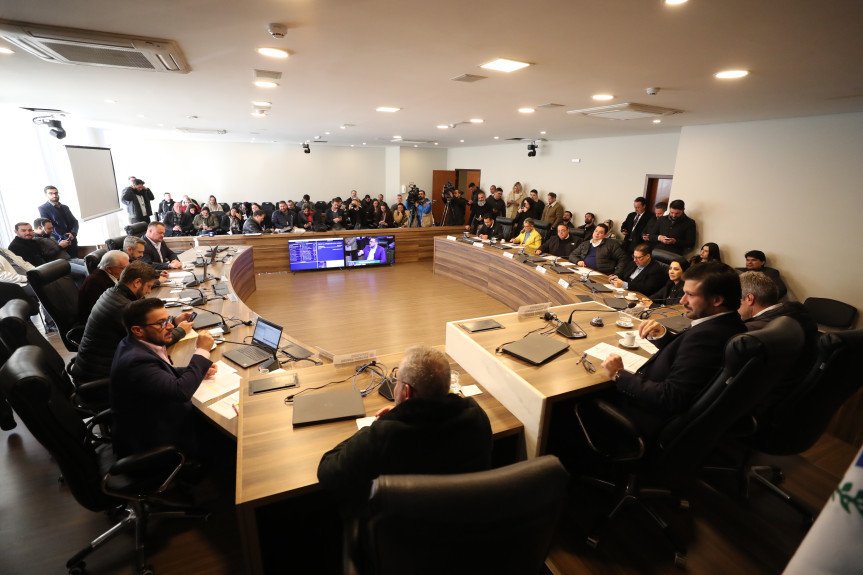 Projeto que institui o Programa Parceiro da Escola no Paraná avança na Alep