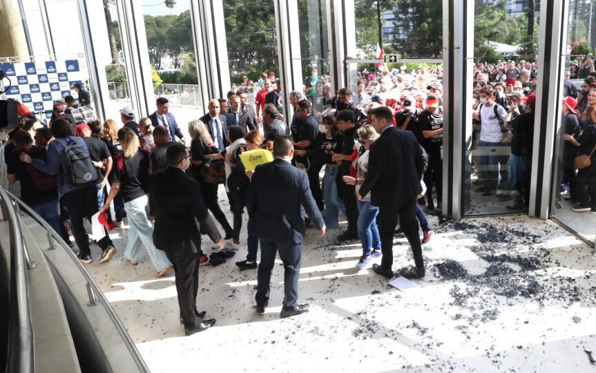 Projeto de Terceirização de 200 escolas públicas do PR é aprovado em meio à protestos