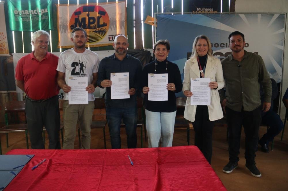 Prefeitura entrega maquinários para construção de residências