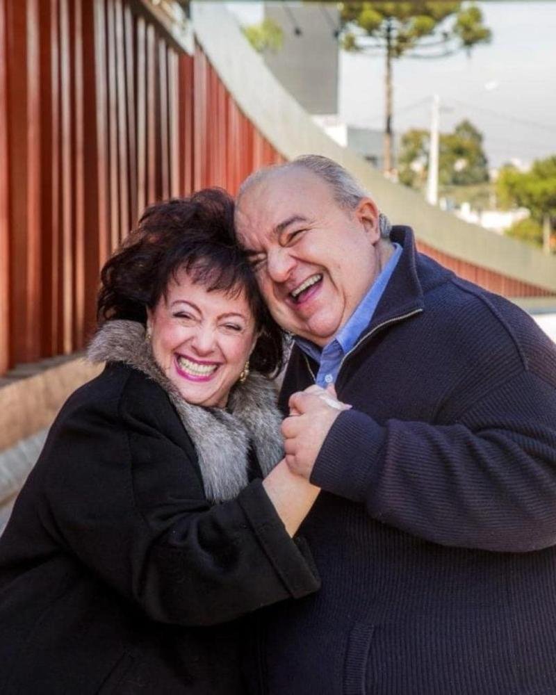 Rafael Greca, emocionado, se despede de sua esposa em Curitiba