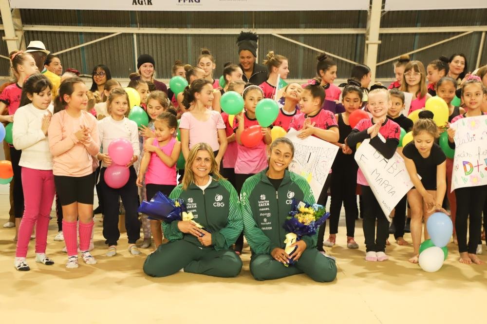 Na volta da Olimpíada, ginasta Barbara Domingos recebe carinho das crianças em treino