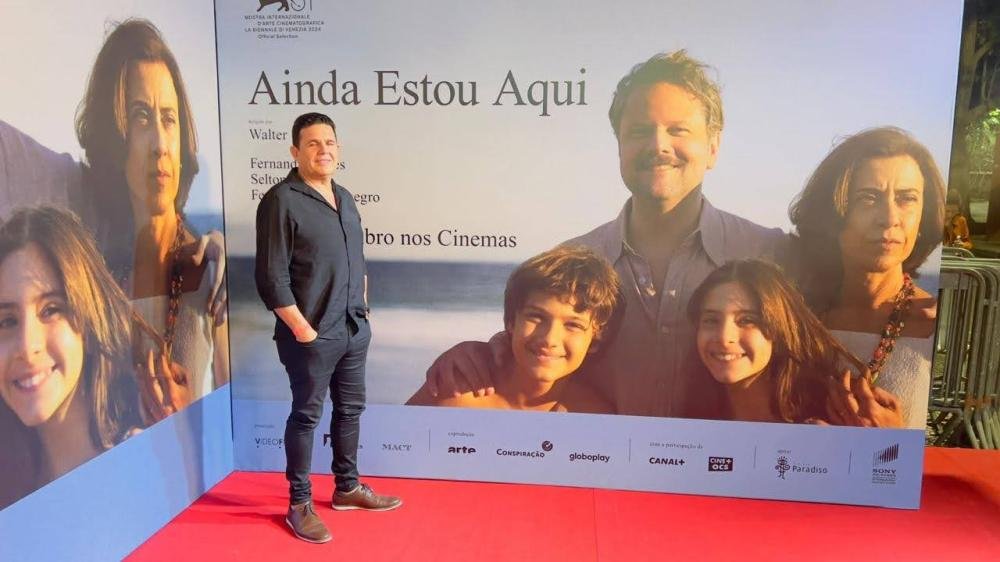 Ator Cristiano Lopes marca presença na pré-estreia de “Ainda Estou Aqui” ao lado de Fernanda Torres