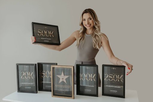 De Miss São Paulo a Empreendedora Digital: Como Carolina Sanchez Transformou Sua Vida e Inspirou Mais de 6 Mil Alunas